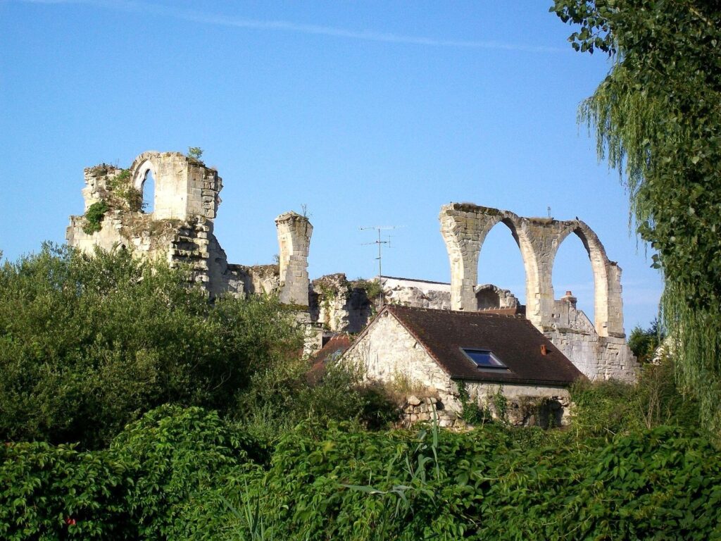 Castle of Thiers-sur-Thève: A Medieval Fortress and Episcopal Residence 2 Castle of Thiers-sur-Thève