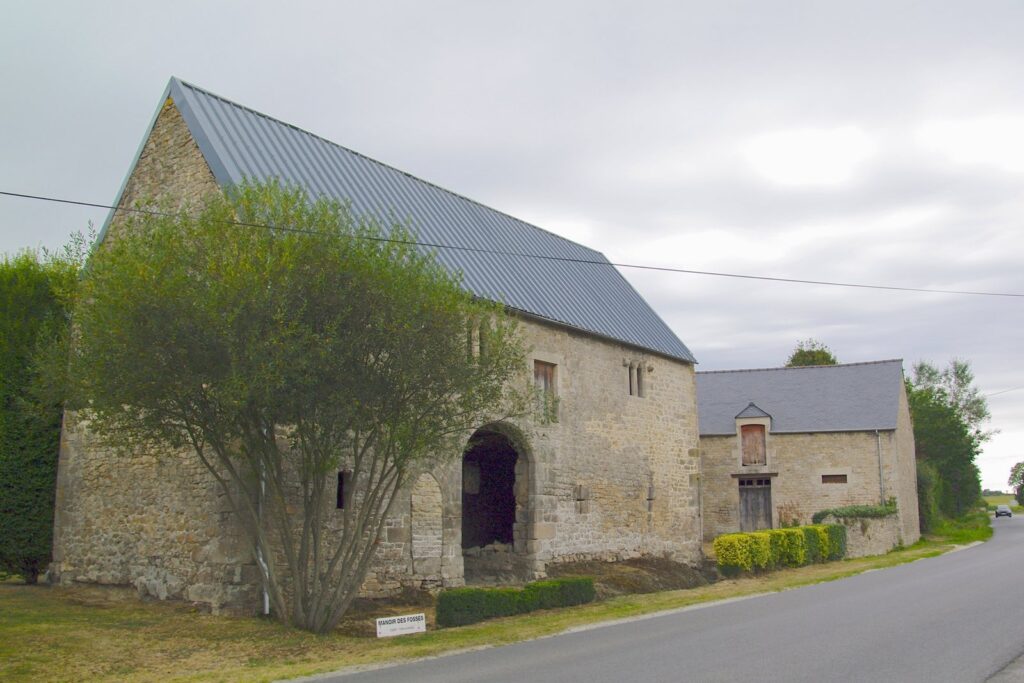 Fossés Manor: A Fortified Medieval Residence in France 1 Manoir des Fossés