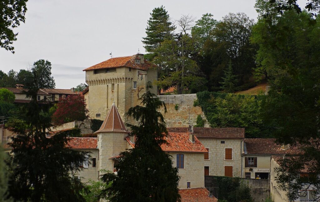 Aubeterre-sur-Dronne Castle: A Medieval Fortress in France 2 Château d'Aubeterre-sur-Dronne