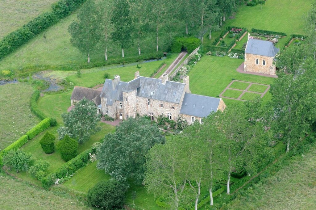 Manor of Saint-Ortaire: A Late-Medieval and Early Renaissance Residence 1 Manoir de Saint-Ortaire