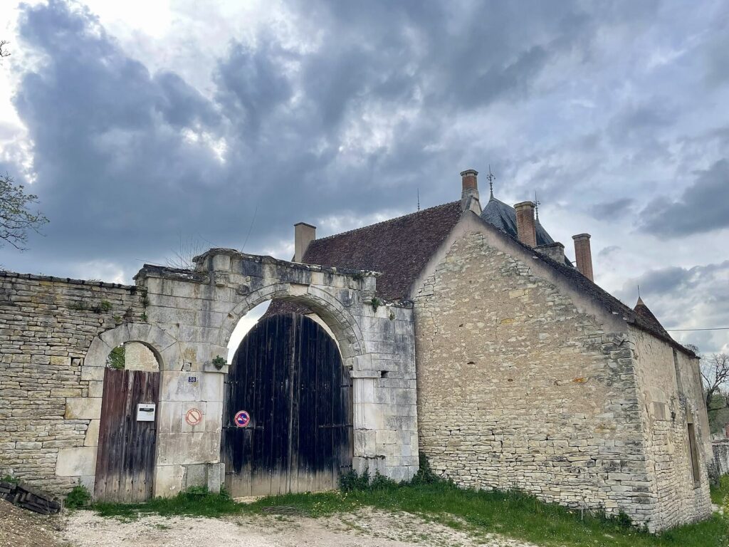 Chastenay Manor: A Historic Residence in Arcy-sur-Cure, France 2 manoir du Chastenay