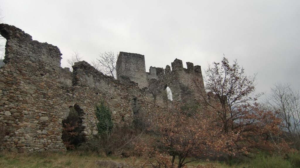 Cesnola Castle: A Medieval Romanesque Fortress in Italy 1 Castello di Cesnola