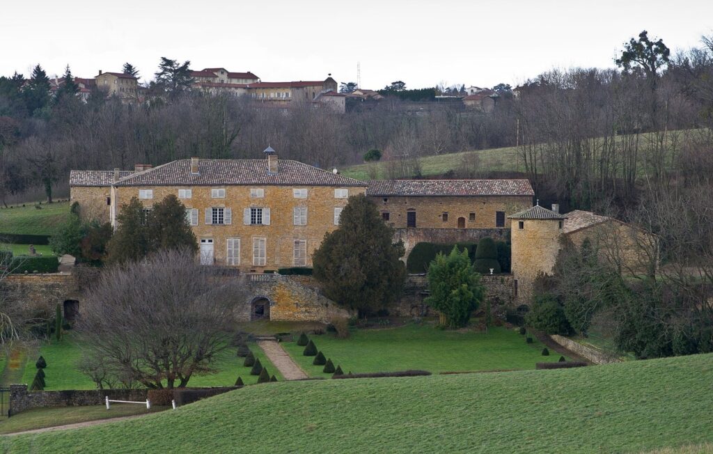Saint-André du Coing Castle: A Sixteenth-Century Residence in France 1 Château de Saint-André du Coing