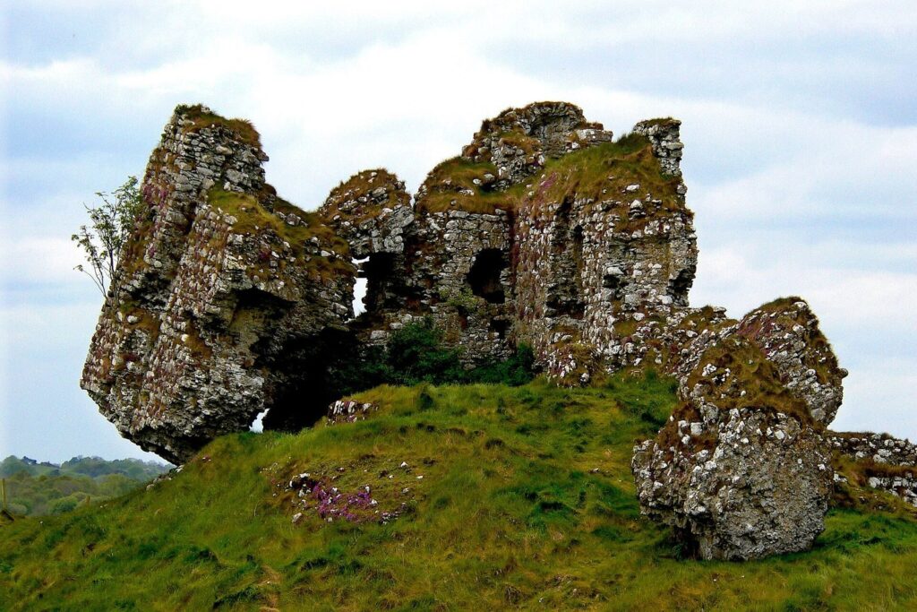 Clonmacnoise Castle: A Castle Beside an Early Irish Monastery 2 Clonmacnoise Castle