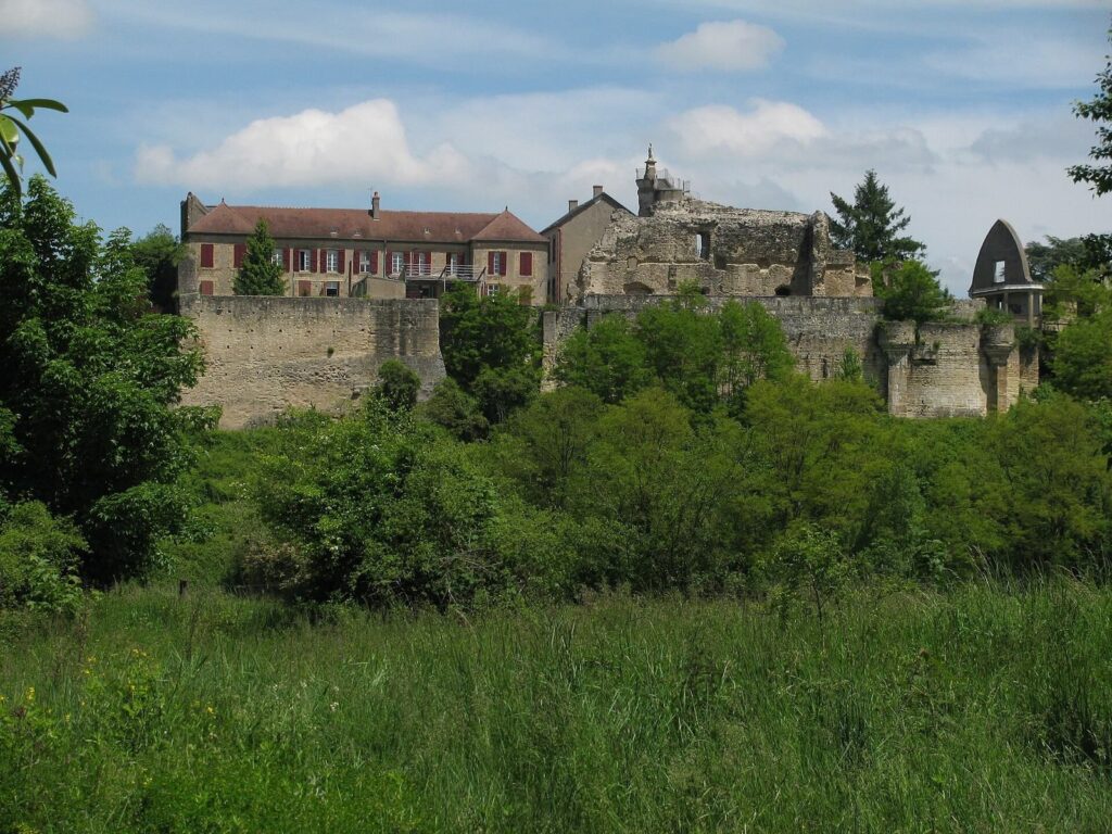 Château de Decize: A Fortified Residence of the Counts of Nevers 1 Chateau de Decize