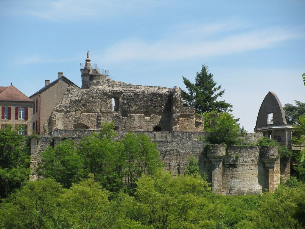 Château de Decize: A Fortified Residence of the Counts of Nevers 2 Chateau de Decize