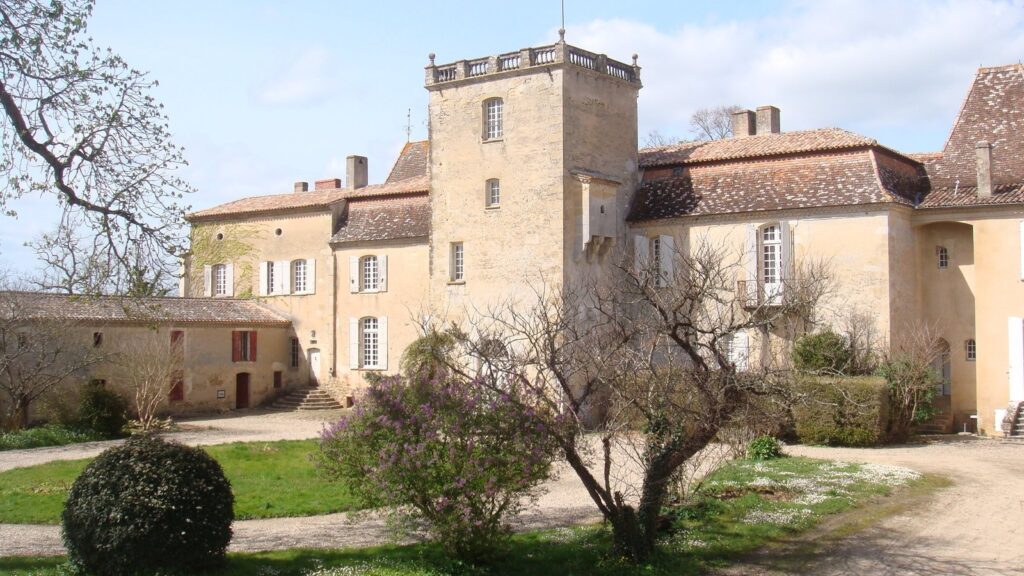 Carpia Castle: A Formerly Fortified French Residence 1 Château du Carpia