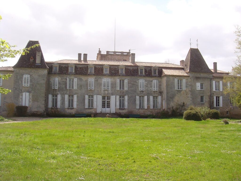 Carpia Castle: A Formerly Fortified French Residence 2 Château du Carpia