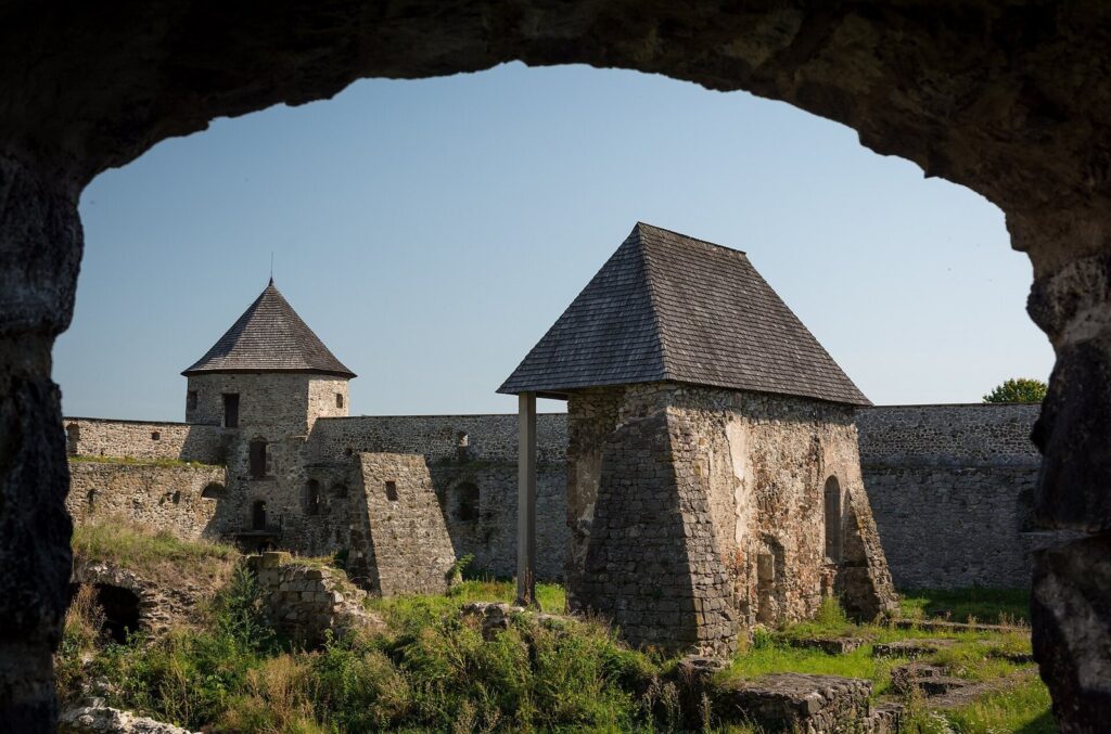 Bzovík: A Medieval Monastery Transformed into a Fortified Residence 3 Bzovík