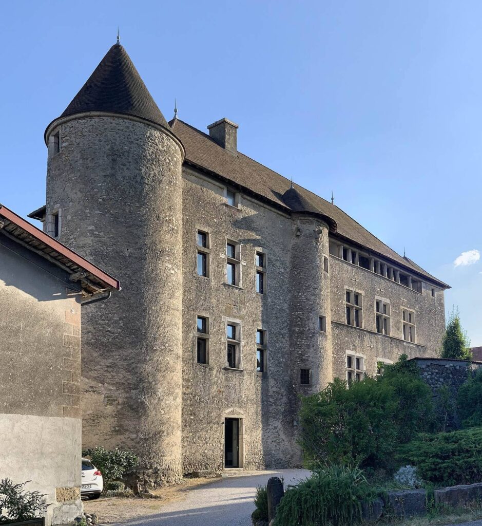 Sainte-Julie Castle: A Medieval Fortified Manor House in France 2 Château de Sainte-Julie