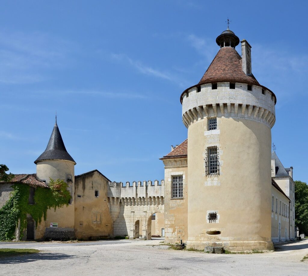 Oisellerie Castle: A Renaissance Residence in La Couronne, France 2 Château de l'Oisellerie