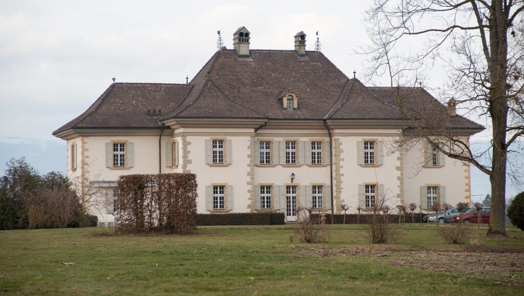 Manoir de Castella and the Chapel of the Trinity, the Virgin Mary, and Saint Anthony of Padua: A Manor Estate in Switzerland 1 Manoir de Castella and chapel of the Trinité-de-la-Vierge-Marie-et-de-Saint-Antoine-de-Padoue