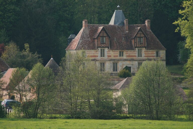 Manoir de Saint-Hippolyte: A Historic Manor House in France