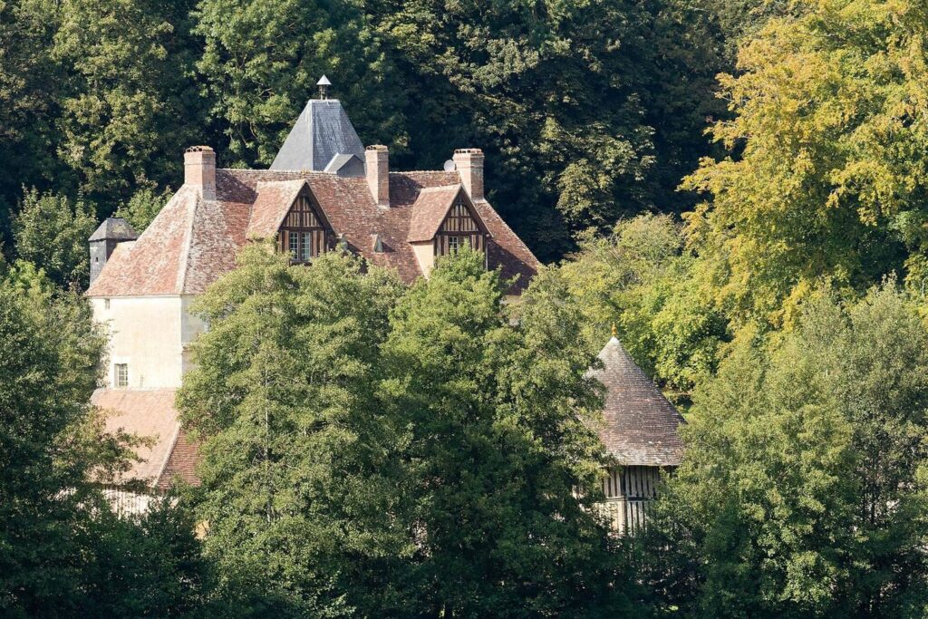Manoir de Saint-Hippolyte: A Historic Manor House in France 2 Manoir de Saint-Hippolyte