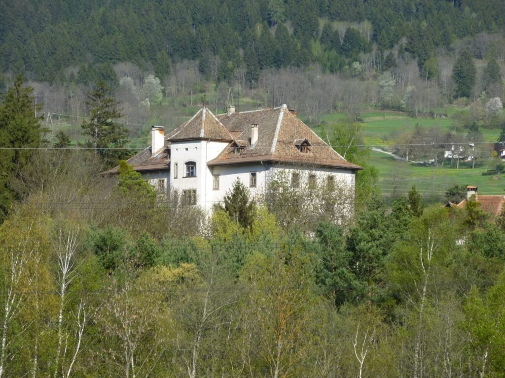Bishop’s Castle: A Medieval Stronghold in Fürstenau, Switzerland 2 Bishop's Castle