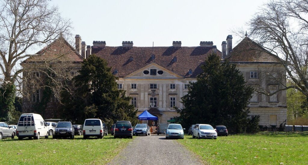 Schloss Fridau: A Late-Baroque Castle and Textile-Manufacturing Estate in Austria 1 Schloss Fridau
