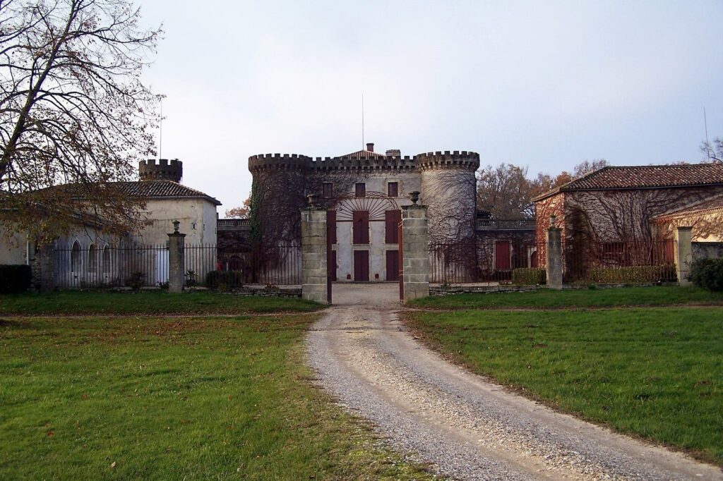 Château du Mirail: A Fortified Residence in Brouqueyran 1 Château du Mirail