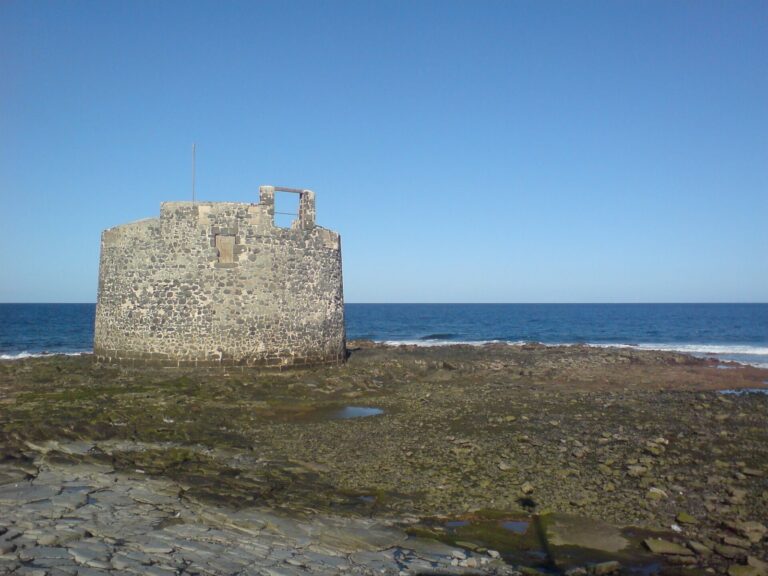 Castillo de San Cristóbal: A Coastal Fortification in Las Palmas de Gran Canaria