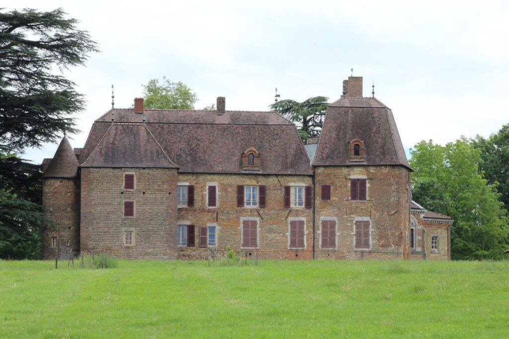 Château de Longes: A 17th-Century Country Residence in Sulignat 1 Château de Longes