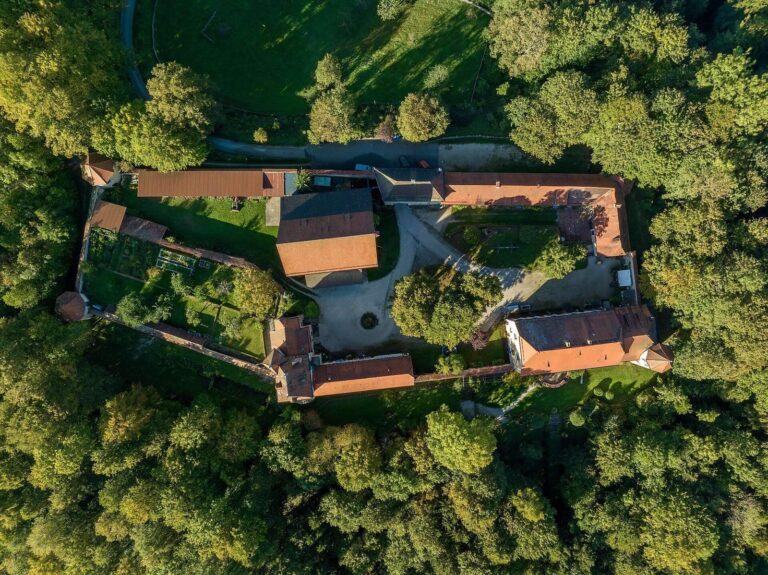 Oberaufseß Castle: A Fortified Family Residence in Germany