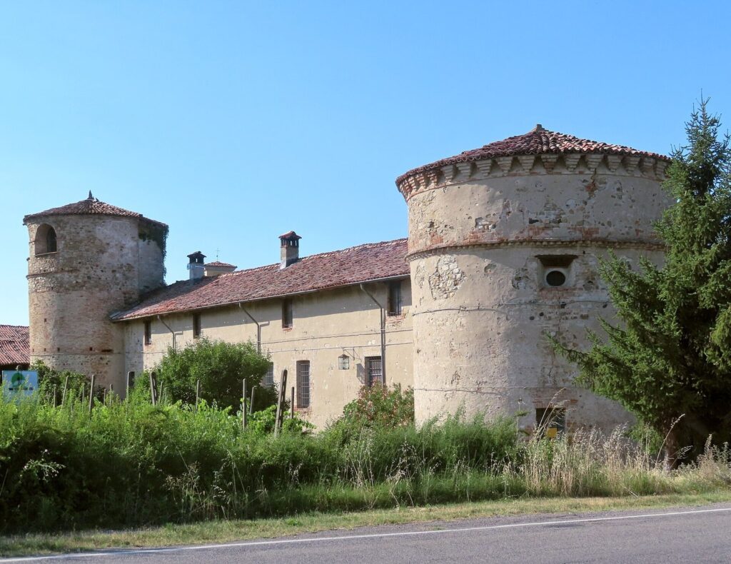 Folignano Castle: A Medieval Fortified Complex in Italy 1 Folignano's Castle