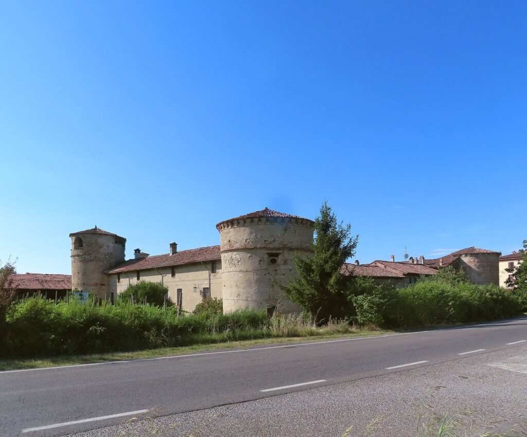 Folignano Castle: A Medieval Fortified Complex in Italy 3 Folignano's Castle