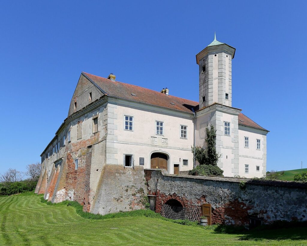 Jedenspeigen Castle: A Four-Winged Castle in Lower Austria 1 Schloss Jedenspeigen