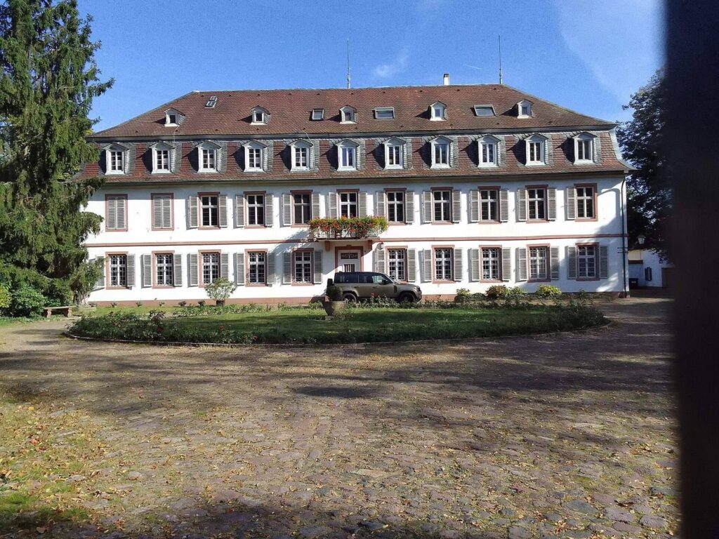 Philippseich Castle: An Isenburg Estate and Family Residence 1 Schloss Philippseich