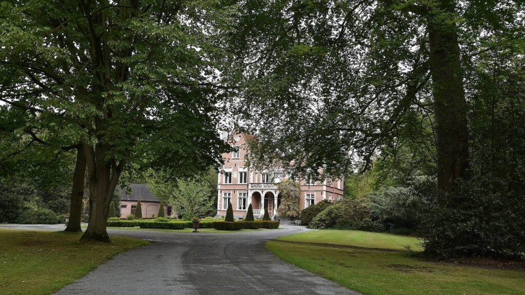 Castle de Potter d'Indoye: A Neo-Traditional Castle in Melle, Belgium 2 Kasteel de Potter d'Indoye