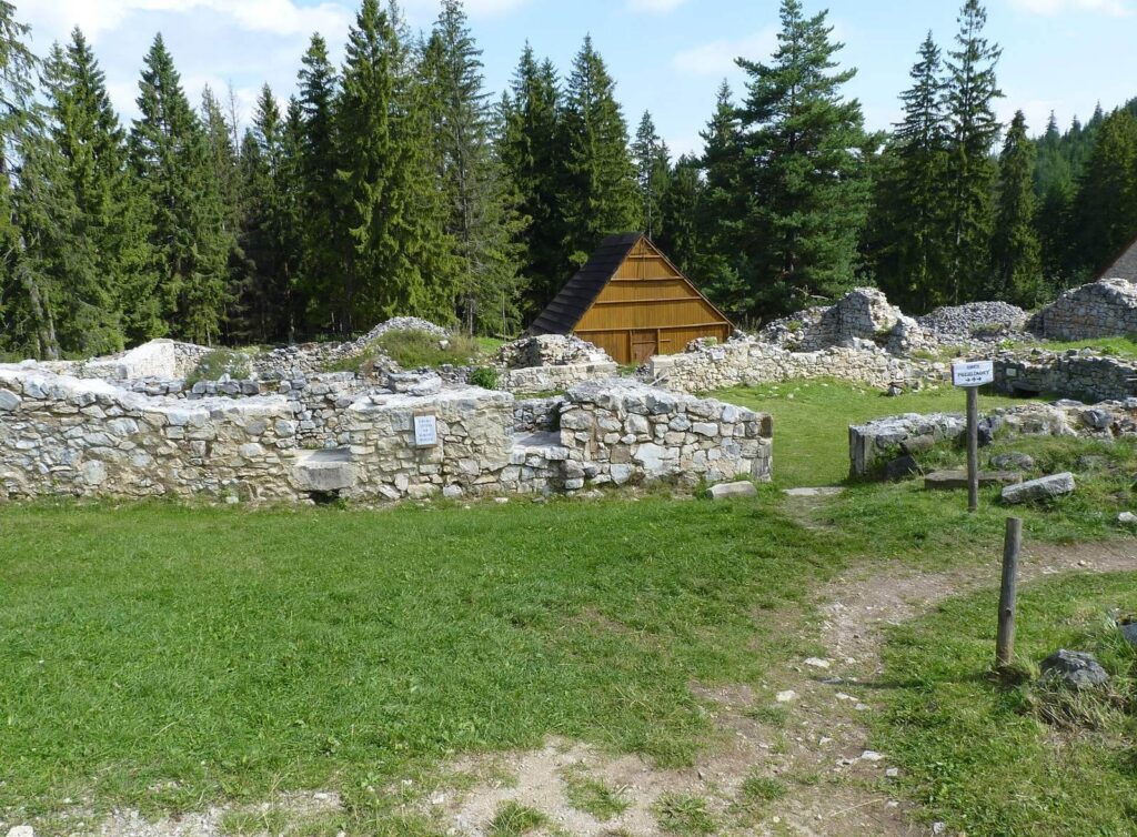 Kláštorisko: A Carthusian Monastery and Fortified Settlement in Slovakia 2 Kláštorisko