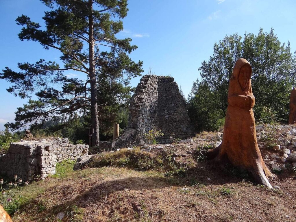 Kláštorisko: A Carthusian Monastery and Fortified Settlement in Slovakia 3 Kláštorisko