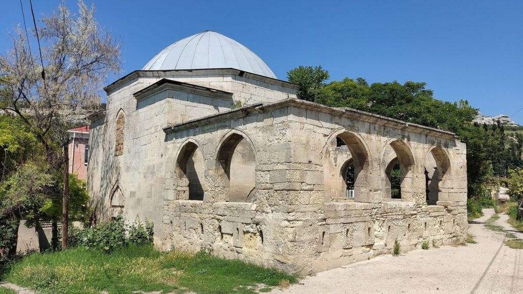 Eski Dürbe: A Tomb in Bakhchysarai, Russia 1 Eski Dürbe