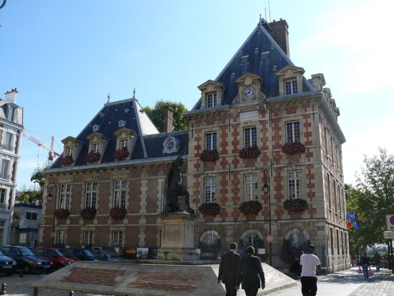 Town Hall of Charenton-le-Pont: A Historic Mansion Adapted for Municipal Use