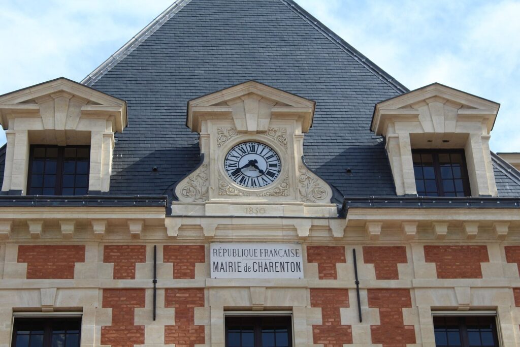 Town Hall of Charenton-le-Pont: A Historic Mansion Adapted for Municipal Use 2 Town hall of Charenton-le-Pont